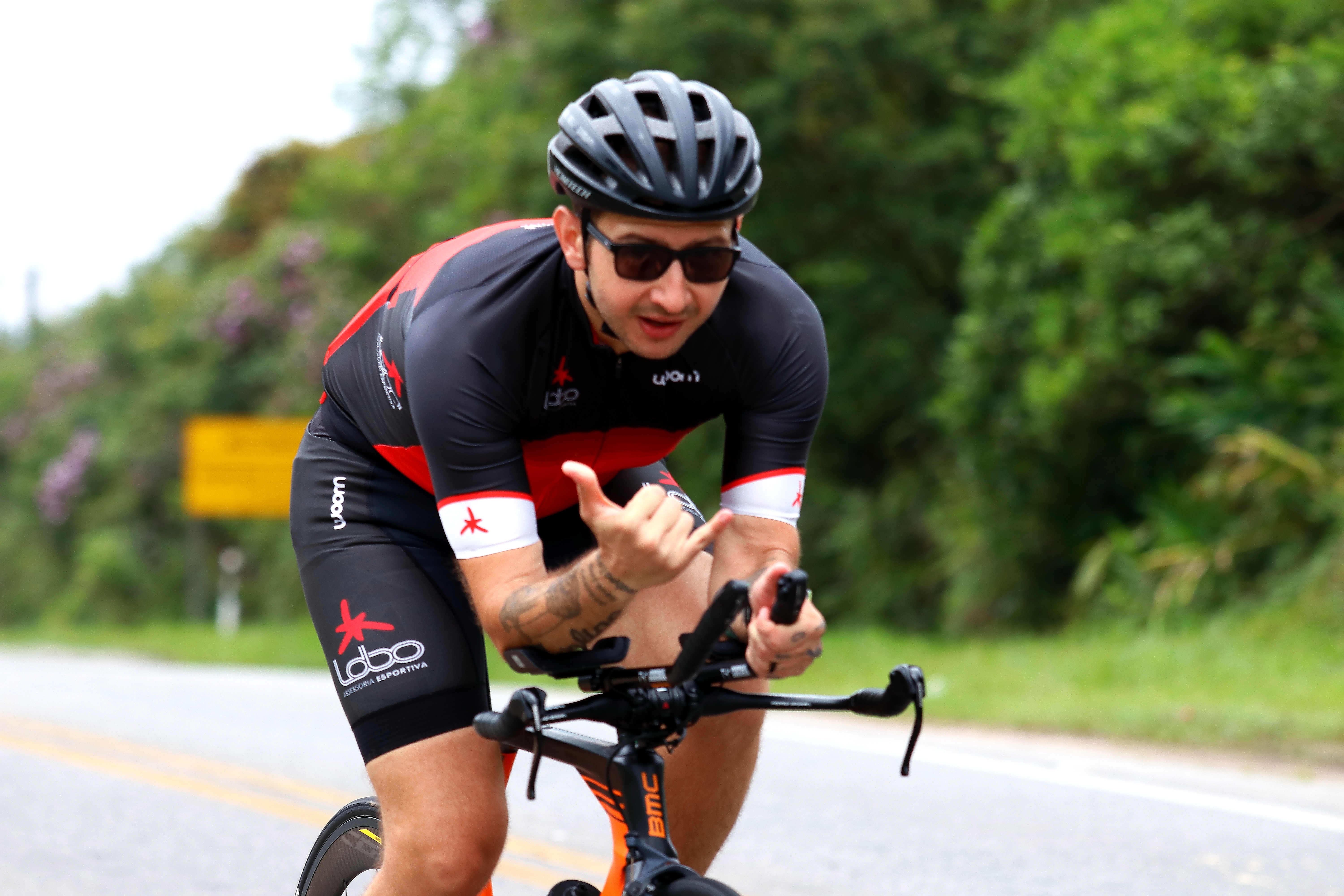 Thiago Avelino pedalando na estrada caminho do mar - estrada velha de santos